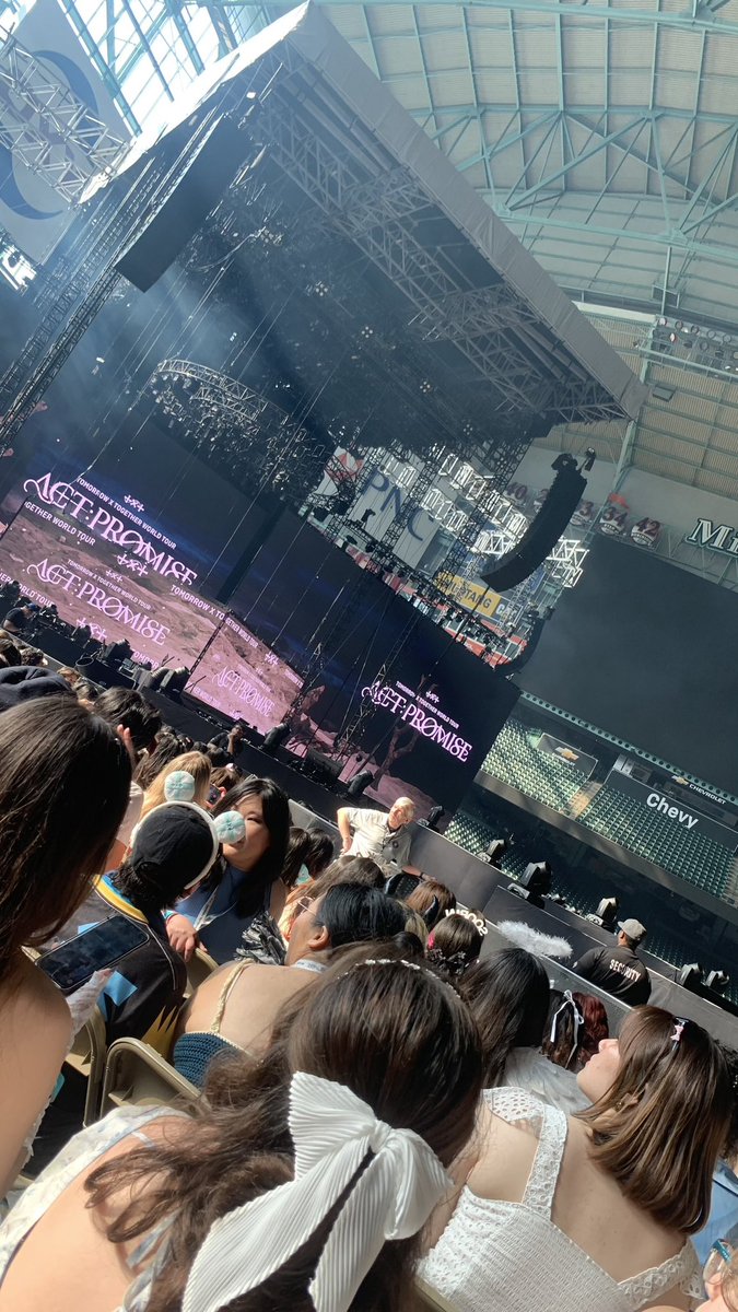 macy_nicole__'s tweet image. Gotta add the most recent! Txt concerts are so magical ✨💙
#MemoriesWithTXT