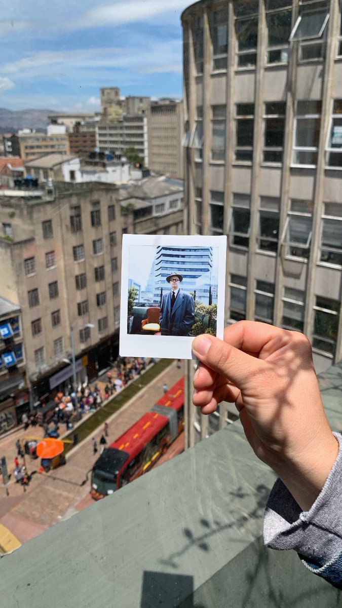 Hoy recibimos en Bogotá a Seth, uno de los grandes autores del cómic contemporáneo.

Bogotá ya está lista para el #festivalentreviñetas11! 💬💫

🕹️ Conoce toda la programación en festivalentrevinetas.org