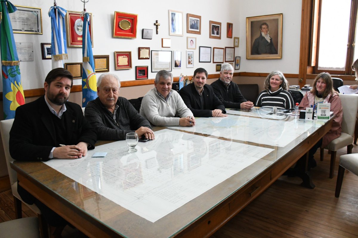 MuniChivilcoy's tweet photo. #AHORA El intendente @BritosGuillermo firma un convenio para dictar el curso de ingreso a todas las Ingenierías de la UTN Facultad Regional La Plata en el Centro Universitario Chivilcoy 

🔍 https://t.co/uZeKhcH9z2 https://t.co/vdyhyHgRyr