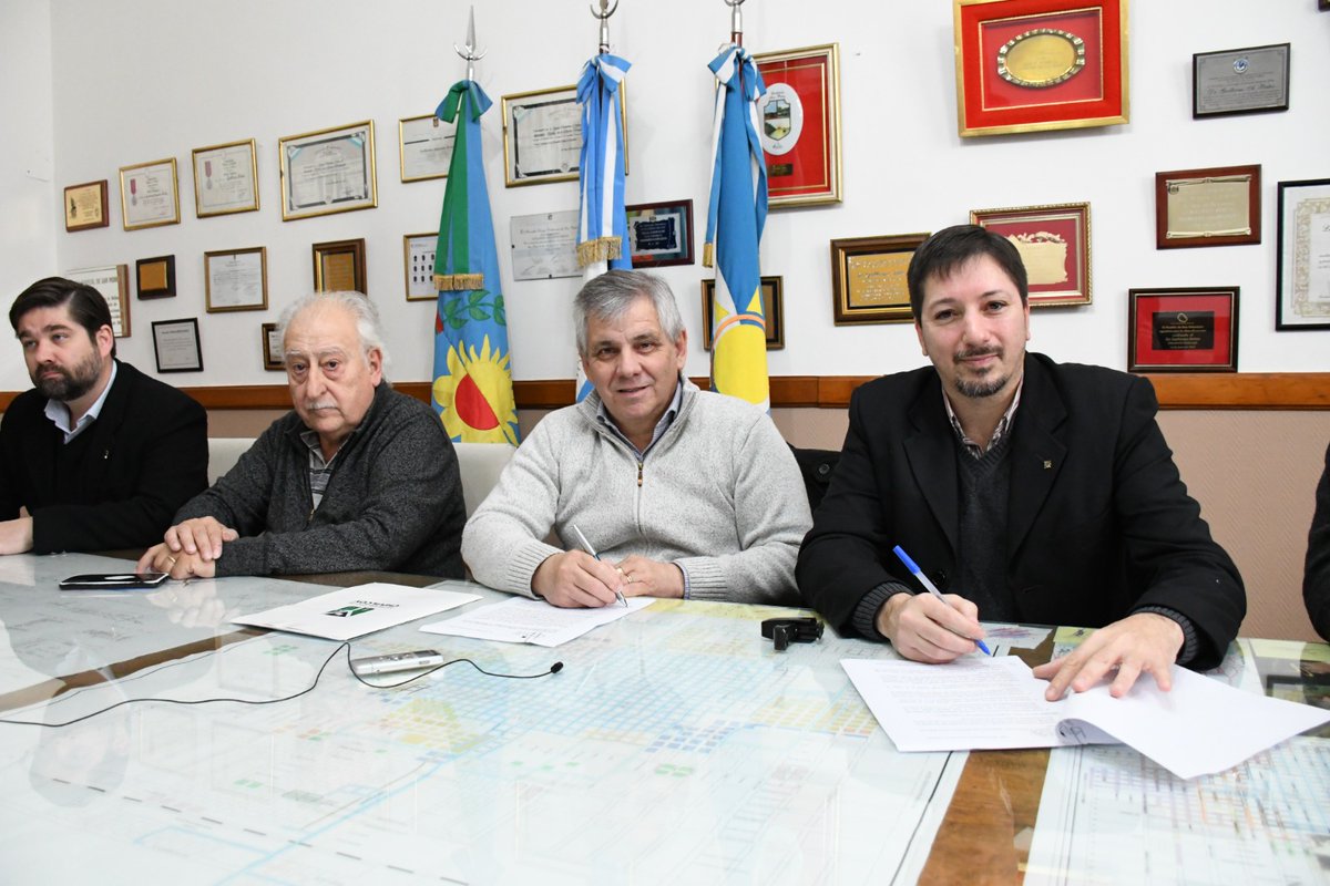 MuniChivilcoy's tweet photo. #AHORA El intendente @BritosGuillermo firma un convenio para dictar el curso de ingreso a todas las Ingenierías de la UTN Facultad Regional La Plata en el Centro Universitario Chivilcoy 

🔍 https://t.co/uZeKhcH9z2 https://t.co/vdyhyHgRyr