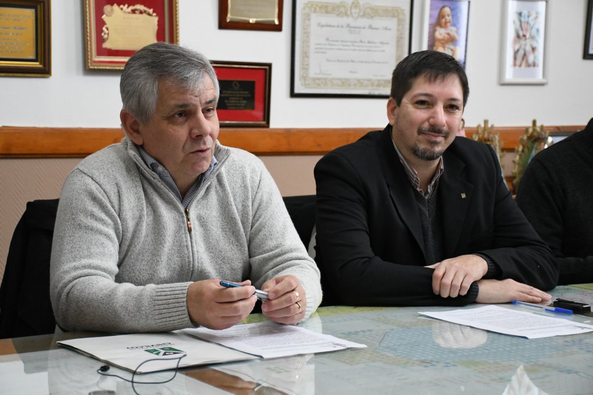 MuniChivilcoy's tweet photo. #AHORA El intendente @BritosGuillermo firma un convenio para dictar el curso de ingreso a todas las Ingenierías de la UTN Facultad Regional La Plata en el Centro Universitario Chivilcoy 

🔍 https://t.co/uZeKhcH9z2 https://t.co/vdyhyHgRyr