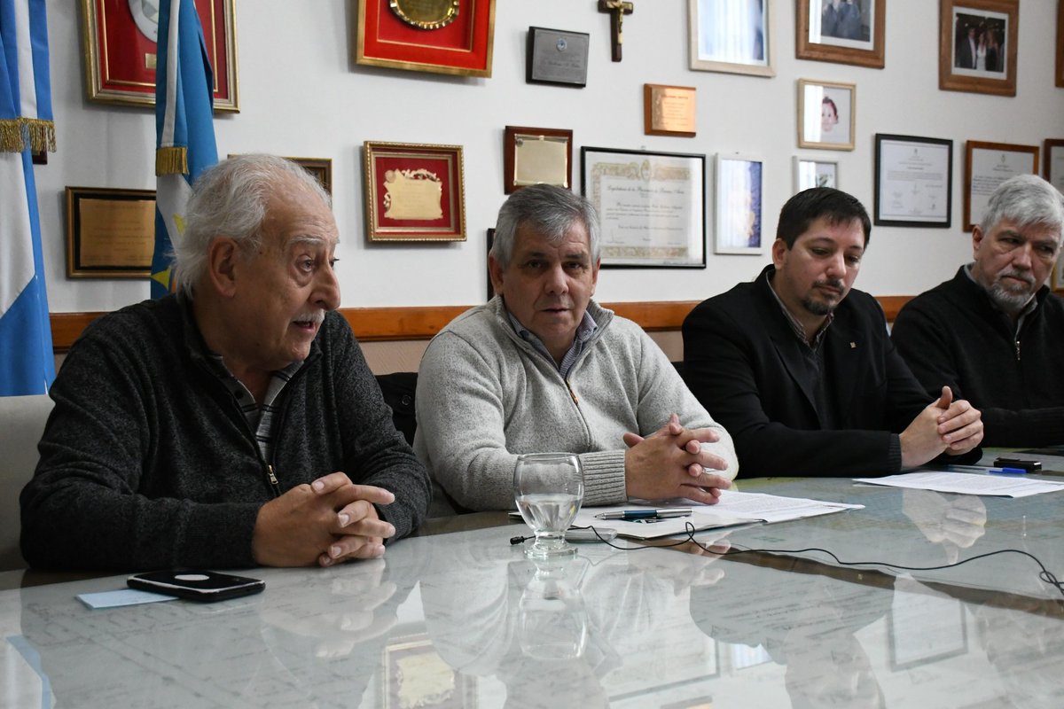 MuniChivilcoy's tweet photo. #AHORA El intendente @BritosGuillermo firma un convenio para dictar el curso de ingreso a todas las Ingenierías de la UTN Facultad Regional La Plata en el Centro Universitario Chivilcoy 

🔍 https://t.co/uZeKhcH9z2 https://t.co/vdyhyHgRyr