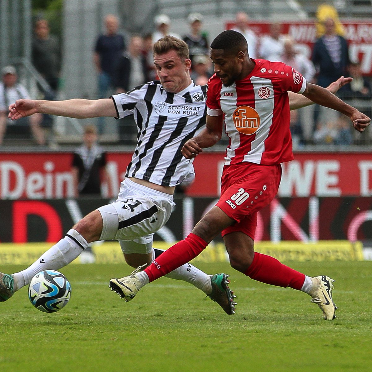 Energie Cottbus verhandelt mit Stürmer aus Essen – so stehen die Chancen.

lr-online.de/energie-cottbu…