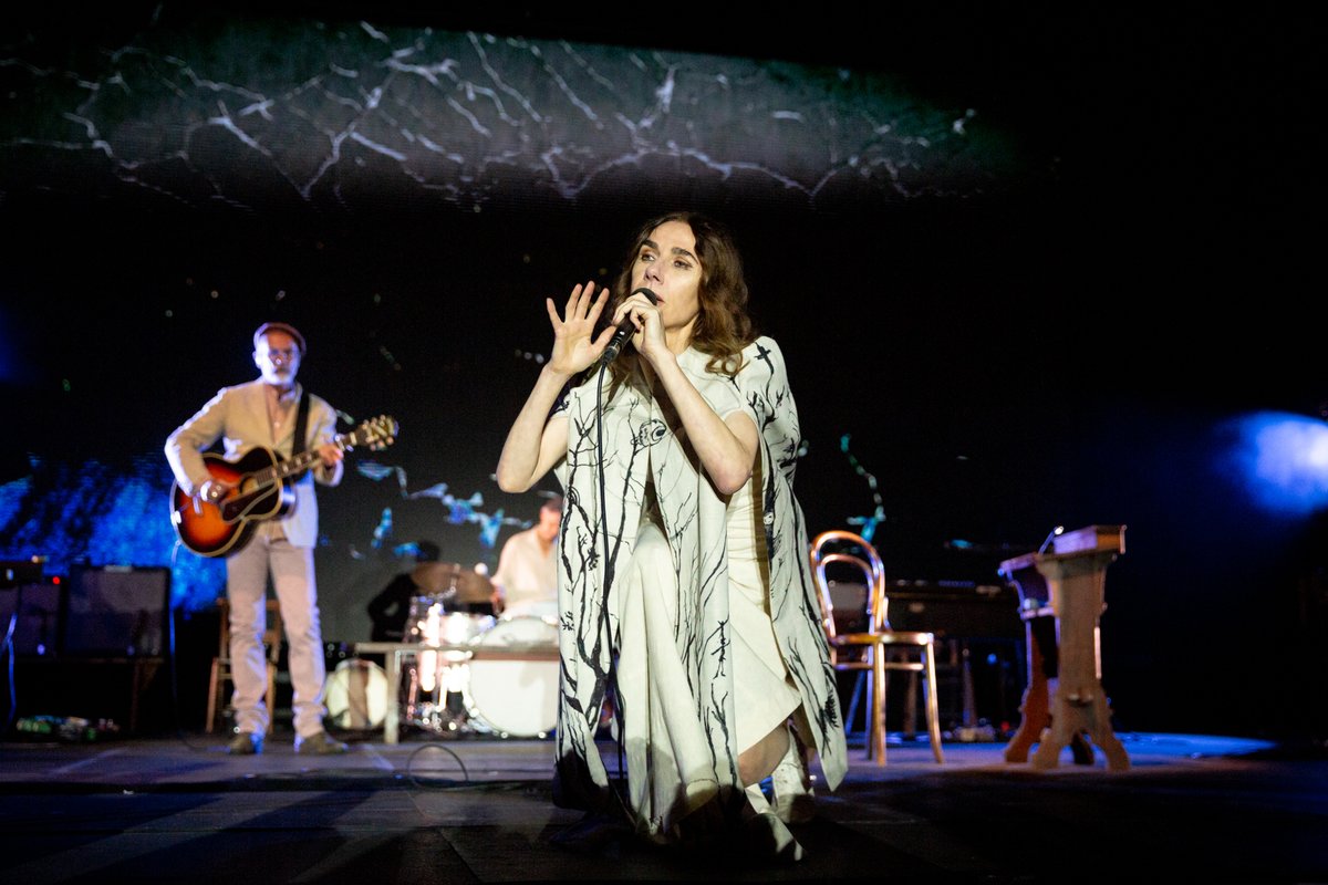 andrewbenge's tweet image. Last night @PJHarveyUK at @ThePieceHall #pjharvey #piecehall #halifax #livemusic #summer #GIG