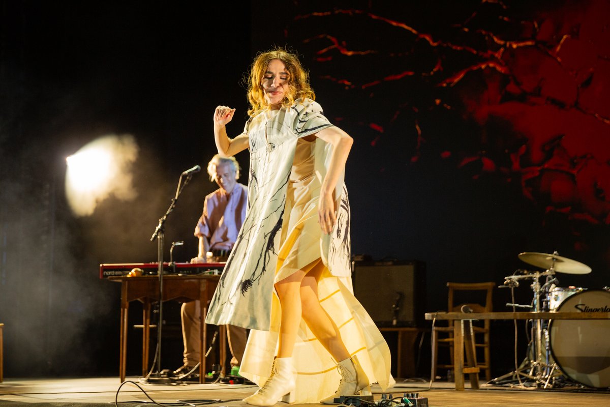 andrewbenge's tweet image. Last night @PJHarveyUK at @ThePieceHall #pjharvey #piecehall #halifax #livemusic #summer #GIG