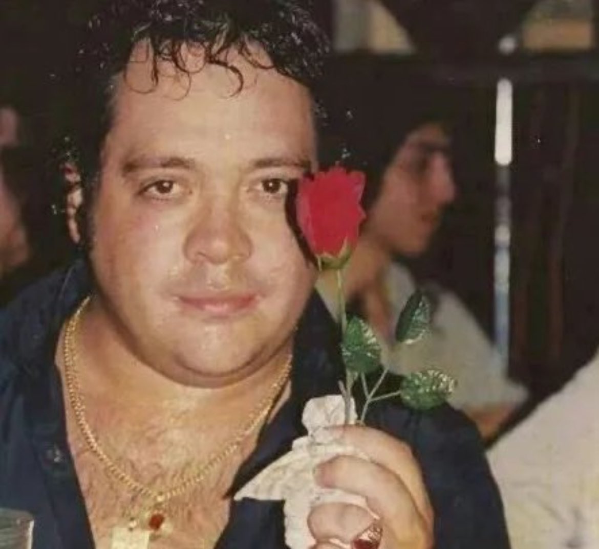 Un señor me invitó a comer guiso de lentejas. 

Me entrego al romance