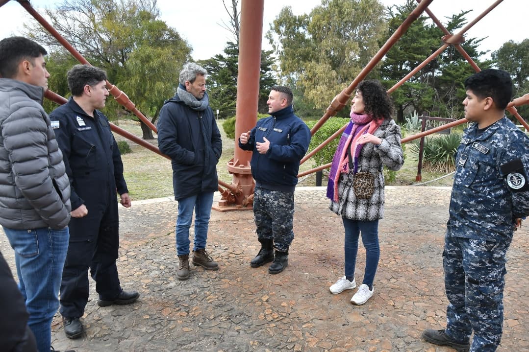 harranz's tweet photo. Ayer recorrimos el predio del Faro Recalada junto a personal técnico del @MinDefensa_Ar y de Hidrografía Naval quienes realizaron la inspección y relevamiento de su estructura con el objetivo de analizar y planificar su puesta en valor.

Esperamos que así sea🙏🏻 https://t.co/ZCjNXwdZ2q