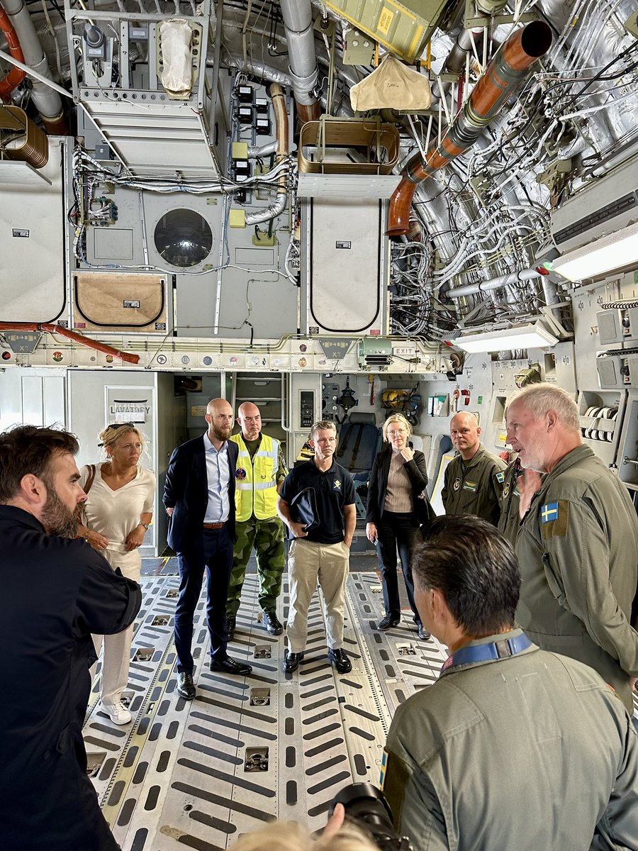 PlJonson's tweet photo. Besökte Heavy Airlift Wing på Papa Airbase i Ungern, för att lära om verksamheten och träffa den svenska personalen. Sverige är ett av tolv länder som ingår i samarbetet som gör att vi får flygtransportkapacitet planerat samt med kort varsel, genom tre C17 transportflygplan. https://t.co/2RP5YhmSiq