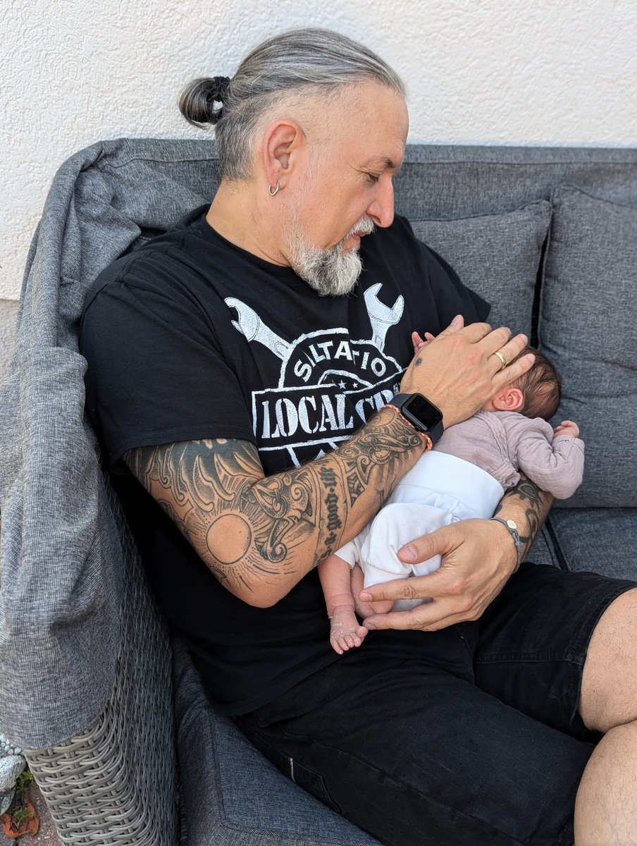 saltatiomortis's tweet photo. Erste Nachrichten vom frischgebackenen Papa: Die Kleine hat das Drehen schon perfektioniert – vorerst nur an Papas Daumen, aber die Drehleier steht schon bereit. 😉🎶 Der Drehleier-Nachwuchs ist gesichert! 👶🎵 https://t.co/KyfaIrfdtf