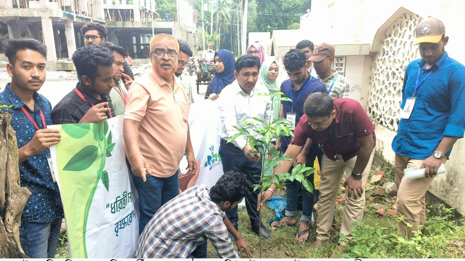 দেবহাটায় দরদি’র উদ্যোগে বৃক্ষরোপণ ও গাছের চারা বিতরণ