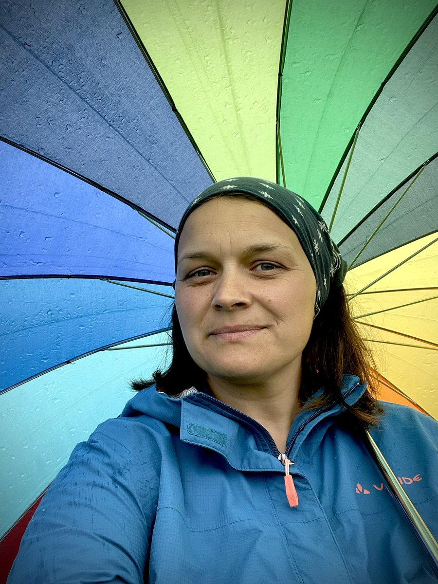 Darbs pļavā Balvu pusē. Līst. Saimnieks kādā brīdī atnes lielāku lietussargu nekā manējais,  bet uzreiz atvainojas par krāsām. Kad nododu atpakaļ, arī saimniece komentē: "Man tas lietussargs tik ļoti patīk, bet to krāsu dēļ vairs nevaru ar viņu iet uz ielas." 
🤷🏻‍♀️
#no_hashtag