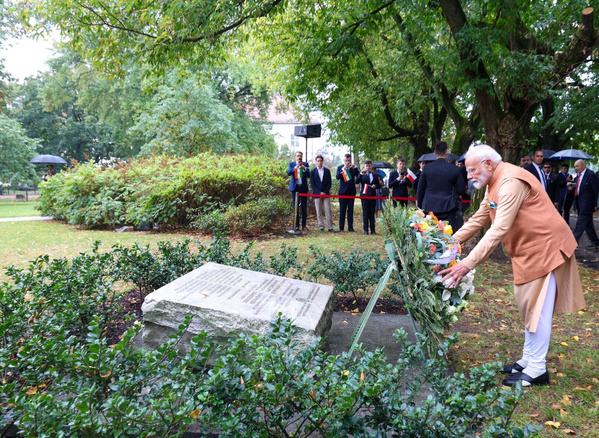 MEAIndia's tweet photo. PM @narendramodi paid tribute at the Kolhapur Memorial in Warsaw today. The monument honours the generosity of the state of Kolhapur  in Maharashtra that had given shelter to Polish women and children during World War-II. 

It continues to illuminate the deep and enduring friendship & togetherness between India and Poland.