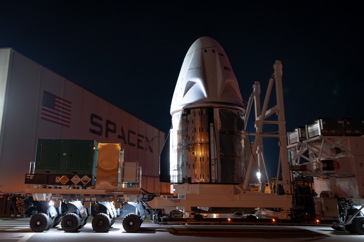 LEOrbitSpace's tweet image. En la primera imagen la Crew Dragon modificada para la misión Polaris Down de @PolarisProgram en el hangar del Pad 39A de @SpaceX

En las 2 últimas el par de Dragons para las misiónes Polaris Down y Crew-9

#PolarisDown #Crew #SpaceX