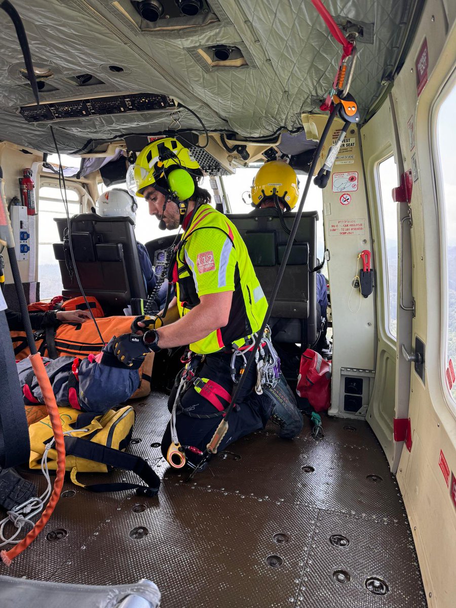 🚨 🆘 El 🚁helicóptero  del Gobierno de Cantabria ha atendido y evacuado a un trabajador forestal que ha sufrido una fractura abierta en la pierna (tibia y peroné),en el Monte Herrero, en la localidad de Otañes, Castro Urdiales.