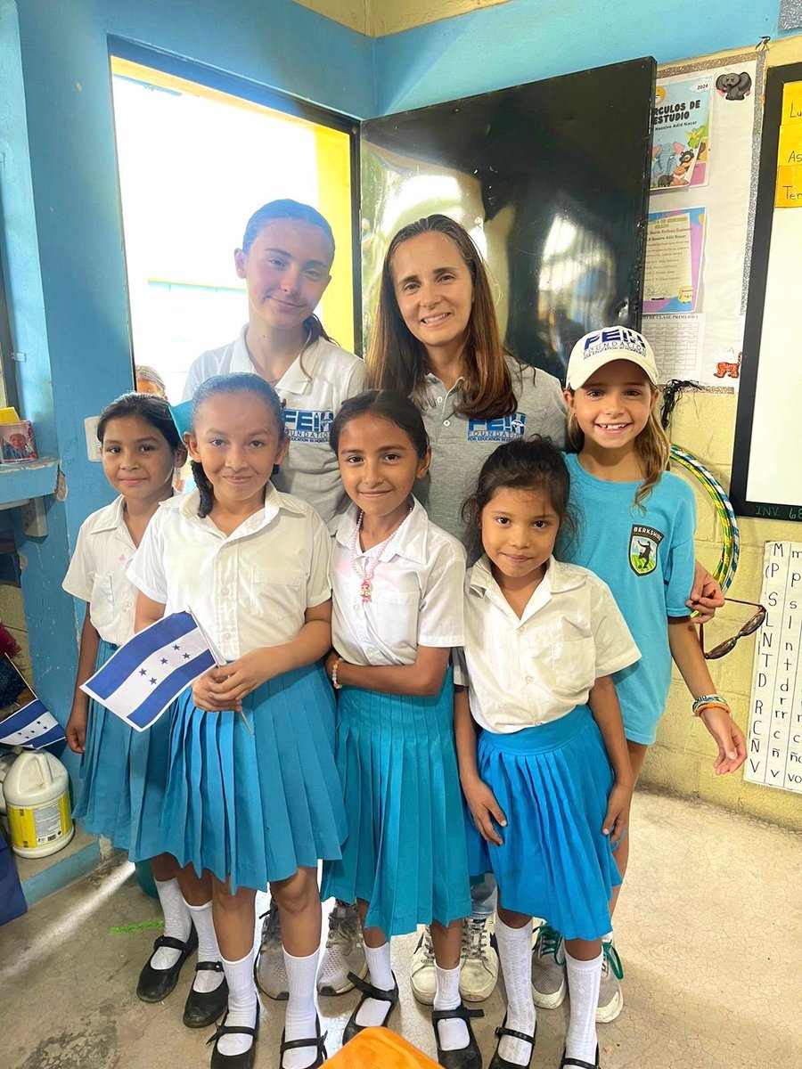 FEIHonduras's tweet image. Our Board Member Anabella Bueso Davis and her daughters recently visited School 17 and 18 to launch the "Círculo de Libros" #readingprogram to inspire FEIH #students to read together! They gifted students with books and materials to decorate their libraries!📚🌟  #CírculoDeLibros