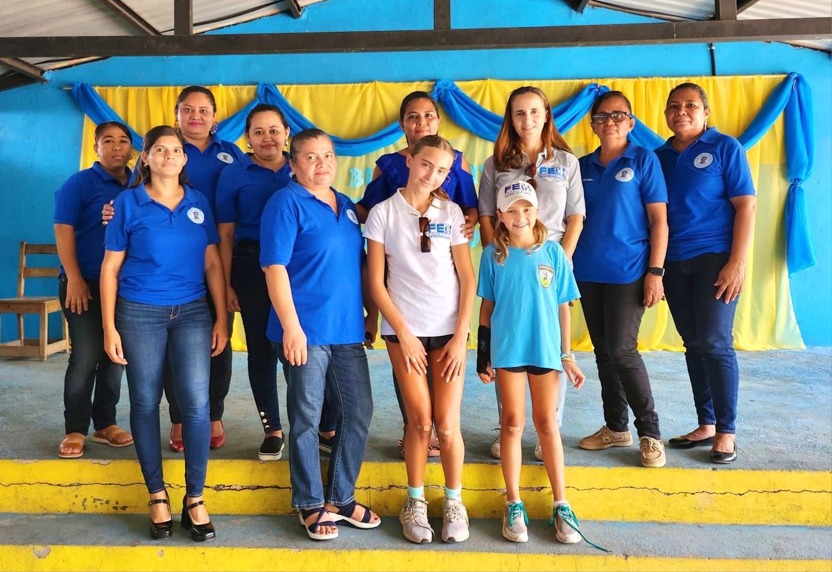 FEIHonduras's tweet image. Our Board Member Anabella Bueso Davis and her daughters recently visited School 17 and 18 to launch the "Círculo de Libros" #readingprogram to inspire FEIH #students to read together! They gifted students with books and materials to decorate their libraries!📚🌟  #CírculoDeLibros