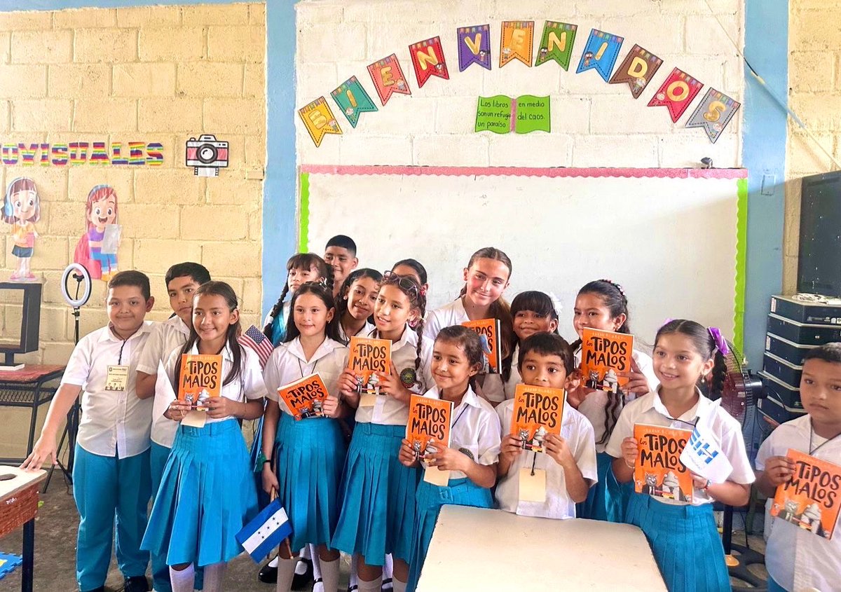 FEIHonduras's tweet image. Our Board Member Anabella Bueso Davis and her daughters recently visited School 17 and 18 to launch the "Círculo de Libros" #readingprogram to inspire FEIH #students to read together! They gifted students with books and materials to decorate their libraries!📚🌟  #CírculoDeLibros