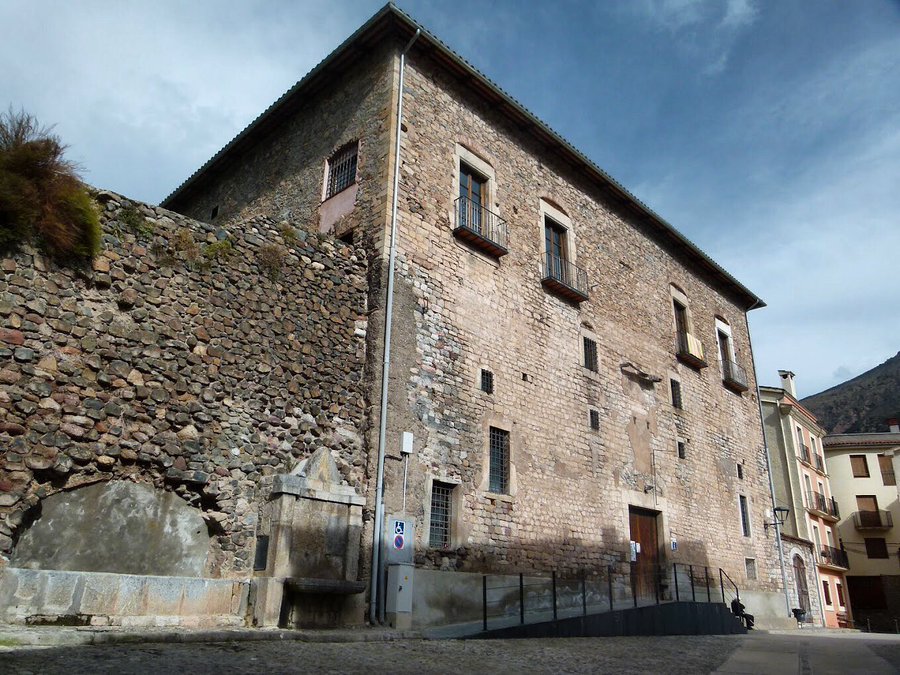 osuanya's tweet image. Interessant vista guiada al Museu de Gerri de la Sal. Situat en un magnífic edifici del S.XVIII que feia la funció d'alfolí, explica el procés d elaboració, emmagatzematge i comercialització de la sal produïda en un dels salins d'interior més importants del país @MNACTEC #Pallars