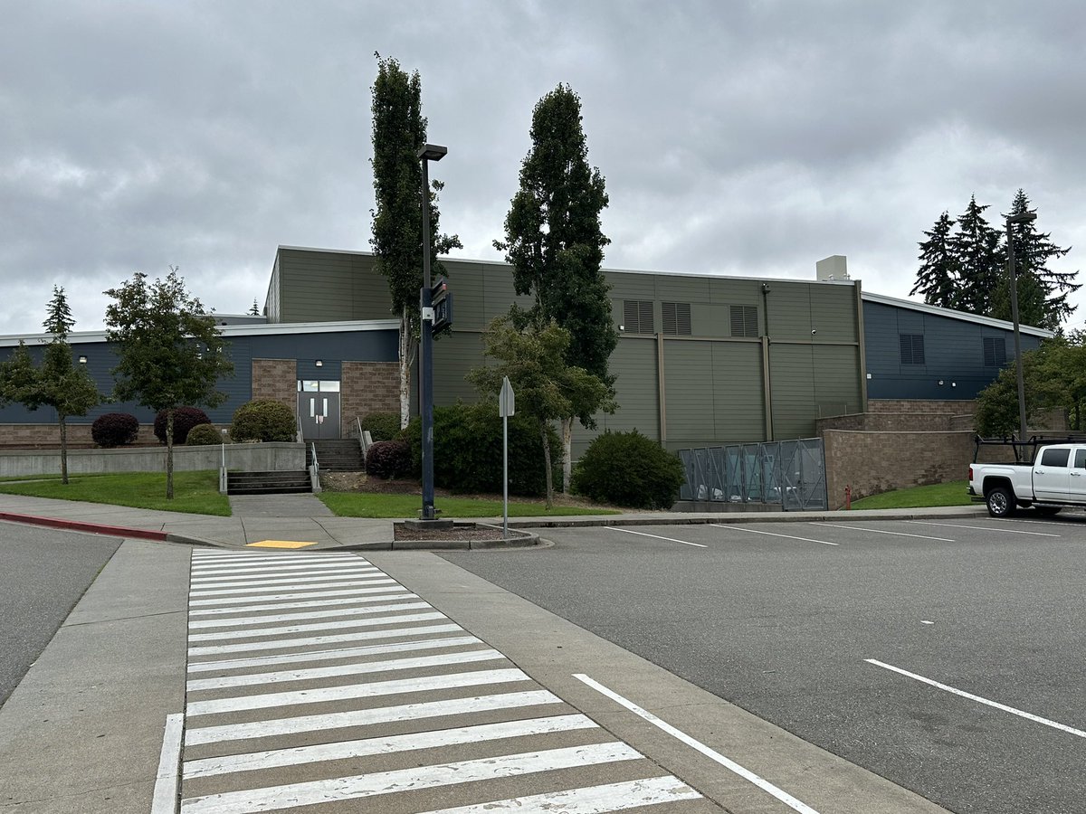 EEisenhowerms's tweet image. Thank you Everett Facilities team, for your work in painting our building just in time for the first day of school! The campus looks beautiful as we get ready for #180daysoflearning #KidsLearnatIKE. @wilnicg
@EPS_Region2 @EPS_DeputySupt @EverettSchools @DrIanBSaltzman