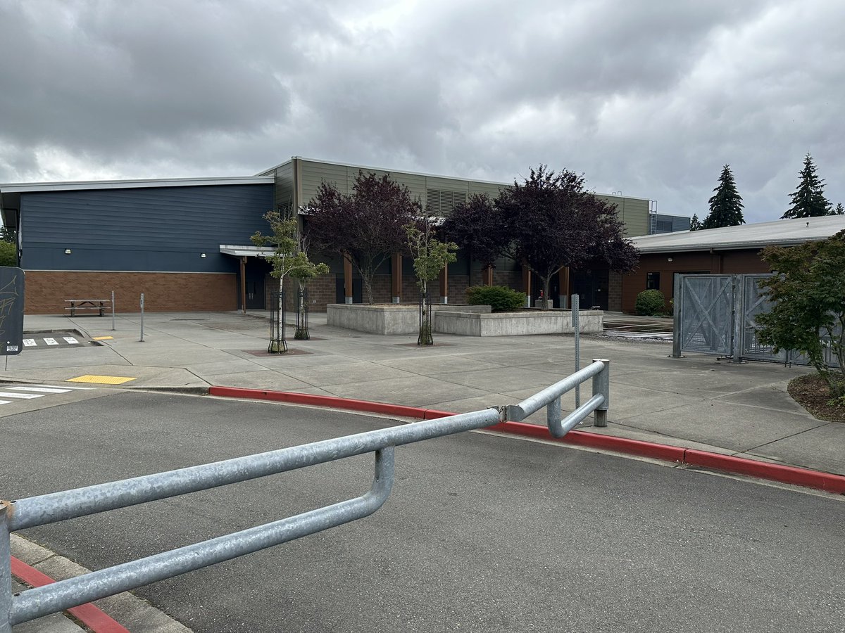 EEisenhowerms's tweet image. Thank you Everett Facilities team, for your work in painting our building just in time for the first day of school! The campus looks beautiful as we get ready for #180daysoflearning #KidsLearnatIKE. @wilnicg
@EPS_Region2 @EPS_DeputySupt @EverettSchools @DrIanBSaltzman