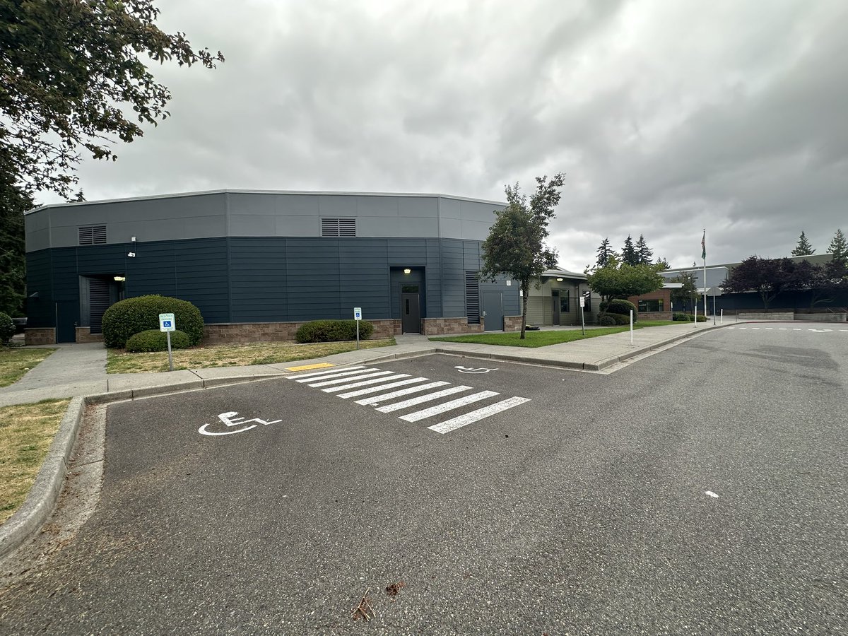 EEisenhowerms's tweet image. Thank you Everett Facilities team, for your work in painting our building just in time for the first day of school! The campus looks beautiful as we get ready for #180daysoflearning #KidsLearnatIKE. @wilnicg
@EPS_Region2 @EPS_DeputySupt @EverettSchools @DrIanBSaltzman