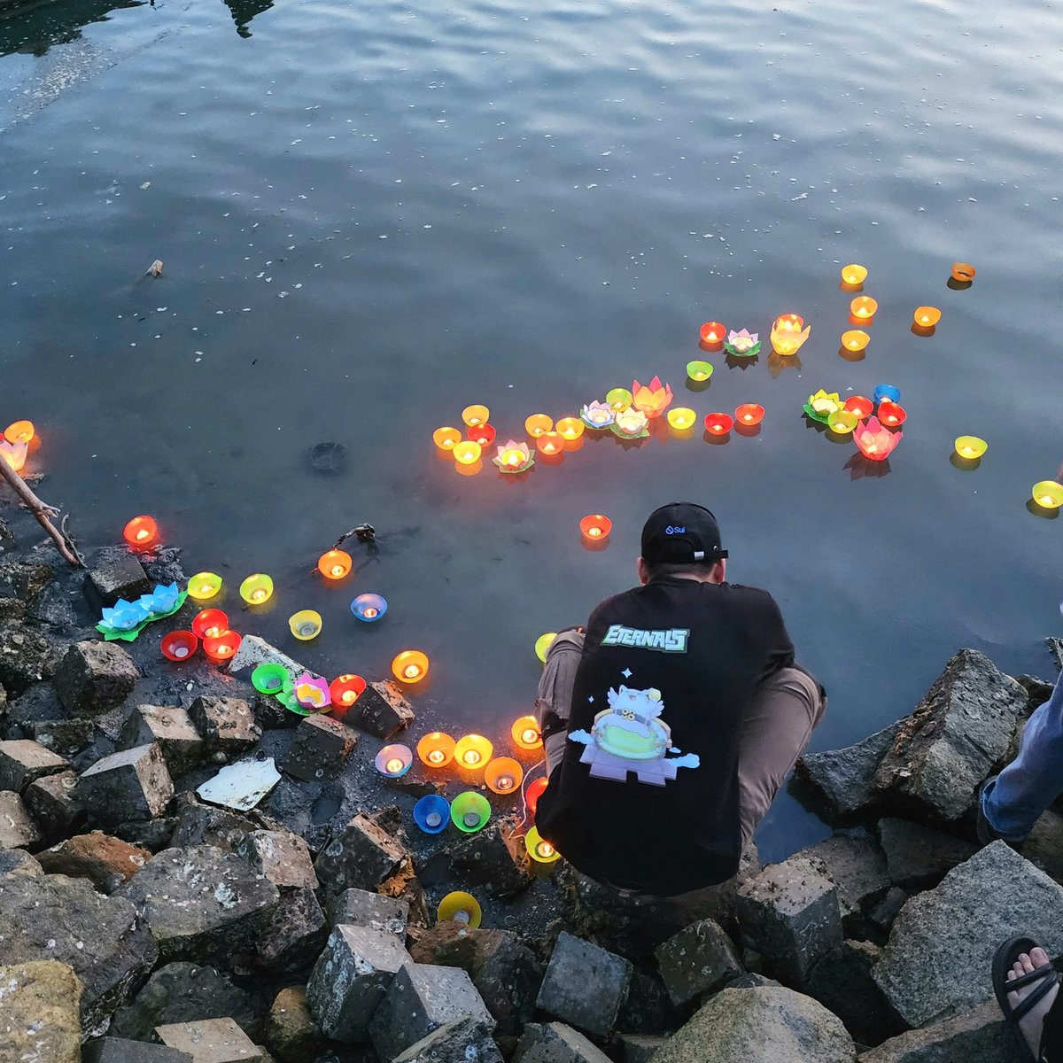 etg_cat's tweet image. Bắt gặp @EternalsVietnam đi thả đèn hoa đăng . 
@Eternals_World every where
Join now  : eternals.game/genesis/?refer…
Tele: t.me/EternalsHolyCa…
#Gamescom #GameFi #gamefun  #C98