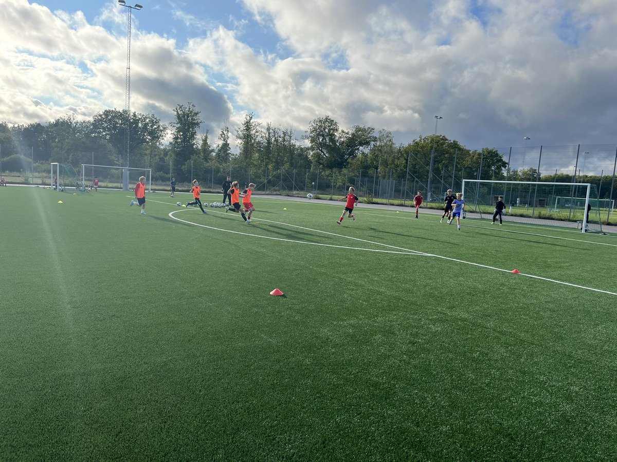 pashofestim's tweet photo. IKVÄLL!
RTP-träning med spelare och målvakter från 10 fotbollsföreningar i samverkan.
Bra jobbat alla ⚽️
#RTP2024 #KalmarFF #FärjestadensGoIF #HossmoBK #KalmarSödraIF #LjungbyholmsGoIF #LindsdalsIF #IFKBerga #SmedbyBoIK #NybroIF #PukebergsBK #SmålandsFF https://t.co/CaPjSDK6ZK
