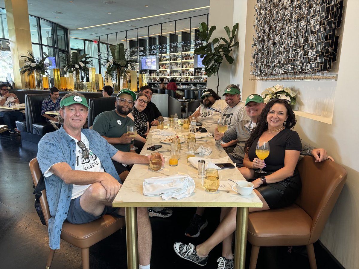 jnic17's tweet photo. My featured photo today. Man was Las Vegas fun with the ⁦@GreenVisorGang⁩ #GVG500 https://t.co/7TJTSXDBZ0