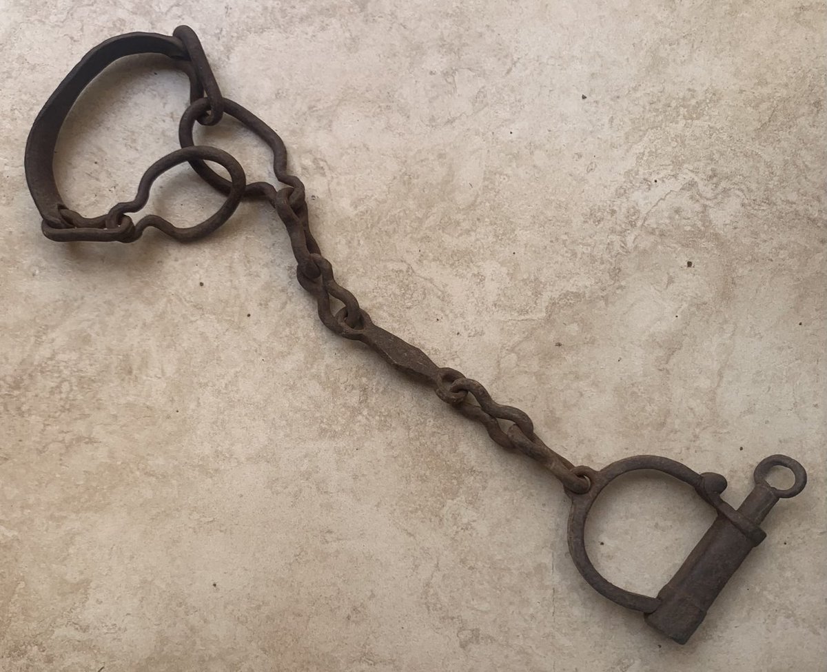 الشبيلي،، قيد من الحديد للخيل .
البل يفتل من وبرها عقاله
والخيل تزلج بالشبيلي والاقفال .
#وزارة_الثقافة
#هيئة_المتاحف
#هيئة_التراث
#هيئة_تطوير_بوابة_الدرعية 
#نحن_تراثنا
#الموروث
#متحف_المشوح_بالرياض
#