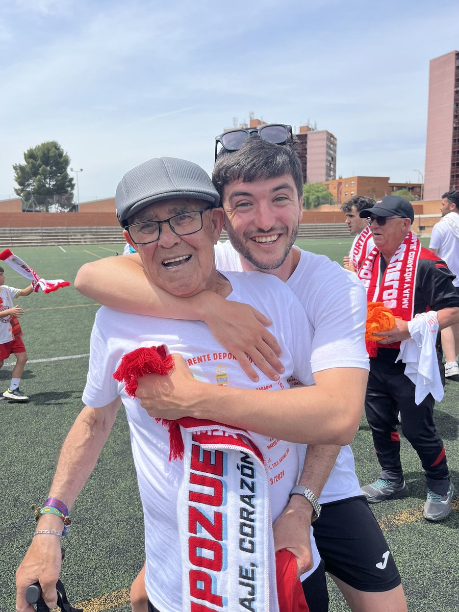 hugobogas's tweet photo. @ElDiaDespues En @uniCiempozuelos tenemos al utillero más longevo de toda la regional de Madrid! Podría poner infinidad de motivos por el que tenéis que venir a conocerle. Este año es especial, cuelga el bastón, se retira después de más de 30 años como utillero del Ciempozuelos. https://t.co/9xiAmEOYme