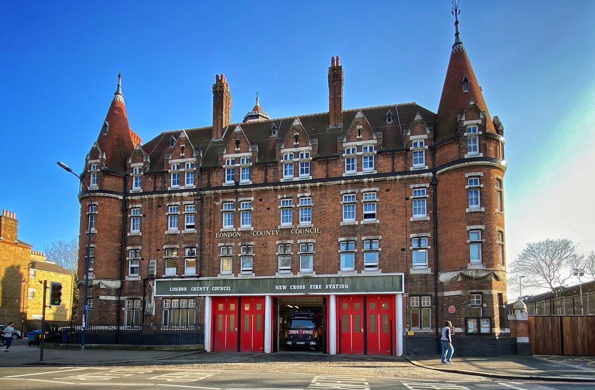 LondonFire's tweet photo. Would you know what to do if a friend's heart stopped? ♥️ 

@LFBLEWISHAM are running a Restart a Heart event at New Cross Fire Station on 5 October 2024 alongside @Ldn_Ambulance.

Come along to learn lifesaving skill, including how to use a defibrillator.

https://t.co/RHReWNja8J https://t.co/GxMMdrrkdI