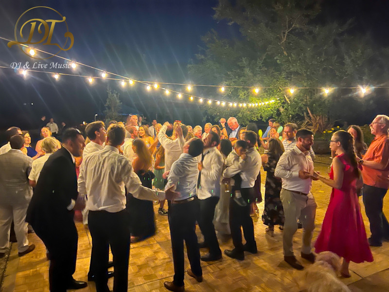 davidtrevors's tweet photo. 🎉A Night to Remember! 🎉

What an incredible evening filled with love, laughter, and unforgettable dance moves! Under the stars and twinkling lights, guests celebrated the newlyweds with pure joy and energy. #DavidTrevorsMusic https://t.co/jPS8mVDiw9