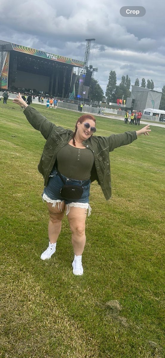 PauleyVickie's tweet photo. @liamgallagher Best night in a long time https://t.co/DmnmRWookO