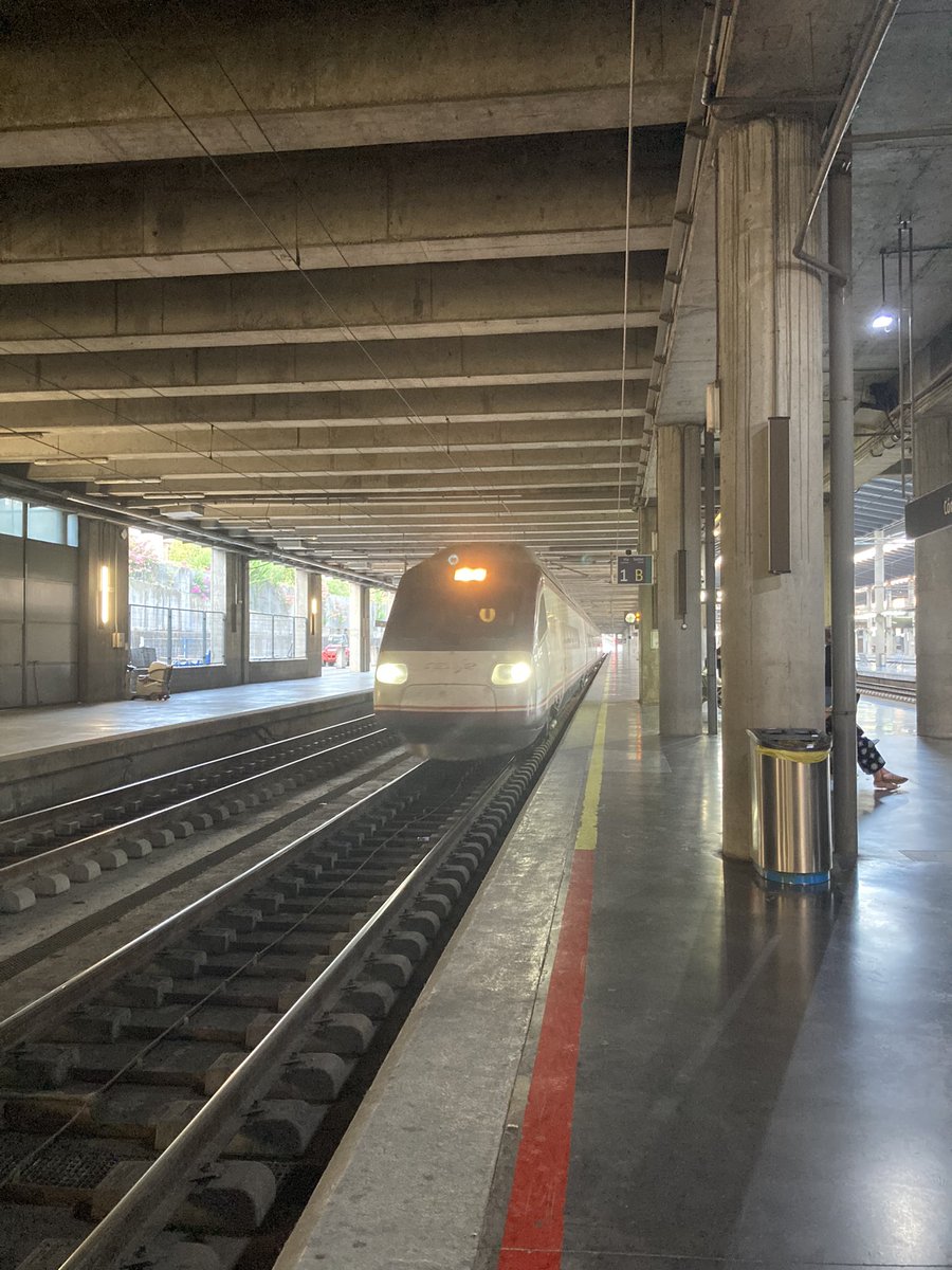 MargaMingo's tweet photo. De nuevo hoy un Avant retenido que salía de Santa Justa a las 13.10 hacia María Zambrano. Esto es vergonzoso. ¡Todos los días pasa algo! 
 @Renfe hasta cuándo?? Viajo por trabajo a diario. ¡Los usuarios sólo os pedimos un servicio digno y sin retrasos!
@Adif_es @InfoAdif https://t.co/ofloz7F4qh