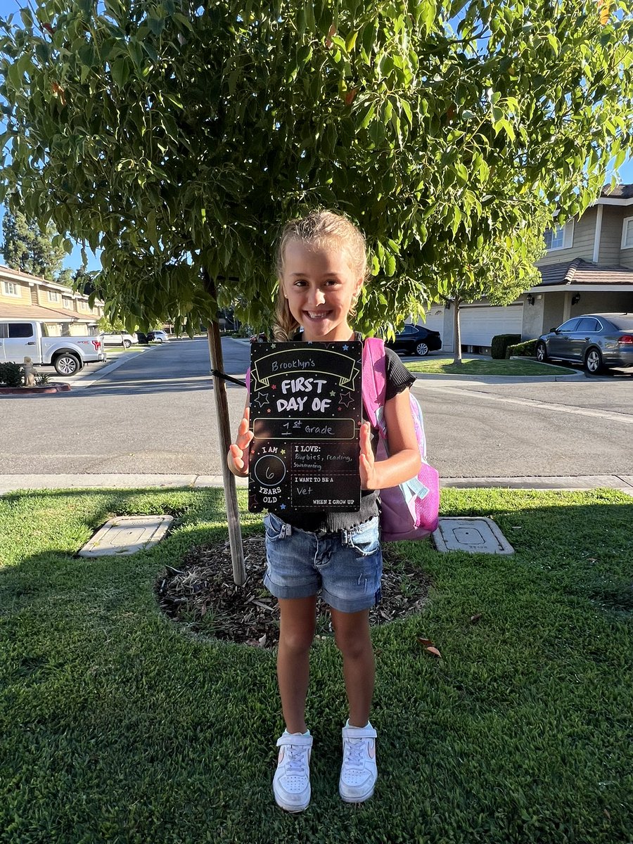 WoodyCliffords's tweet photo. 1st day of School for My #BKTeam 
Brody Kaipo. Kona Boy. Kaia Girl 🖤 https://t.co/VotGOXVF2X