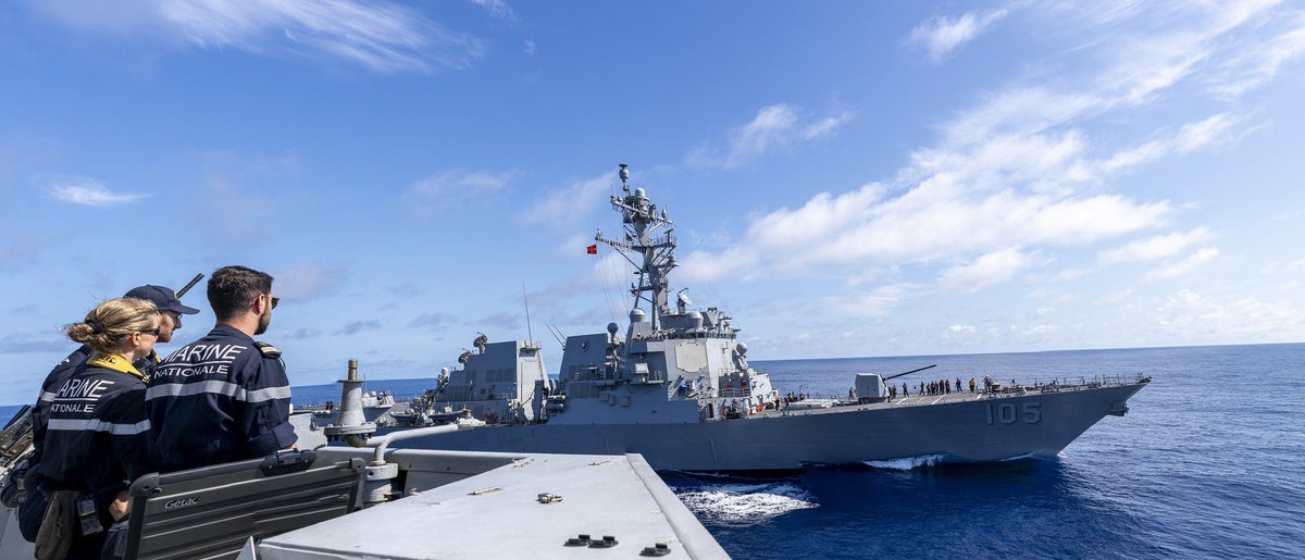 EtatMajorFR's tweet photo. #Navypartnerships ⚓️ 🇺🇸🇯🇵🇫🇷
Poursuite du déploiement de la FREMM Bretagne 🇫🇷 dans le #Pacifique.
Manoeuvres conjointes avec l'@USNavy 🇺🇸 et @JMSDF_PAO 🇯🇵 renforçant nos capacités à opérer ensemble au profit d’un #Indopacifique libre et ouvert. https://t.co/ZUur6yCWpy