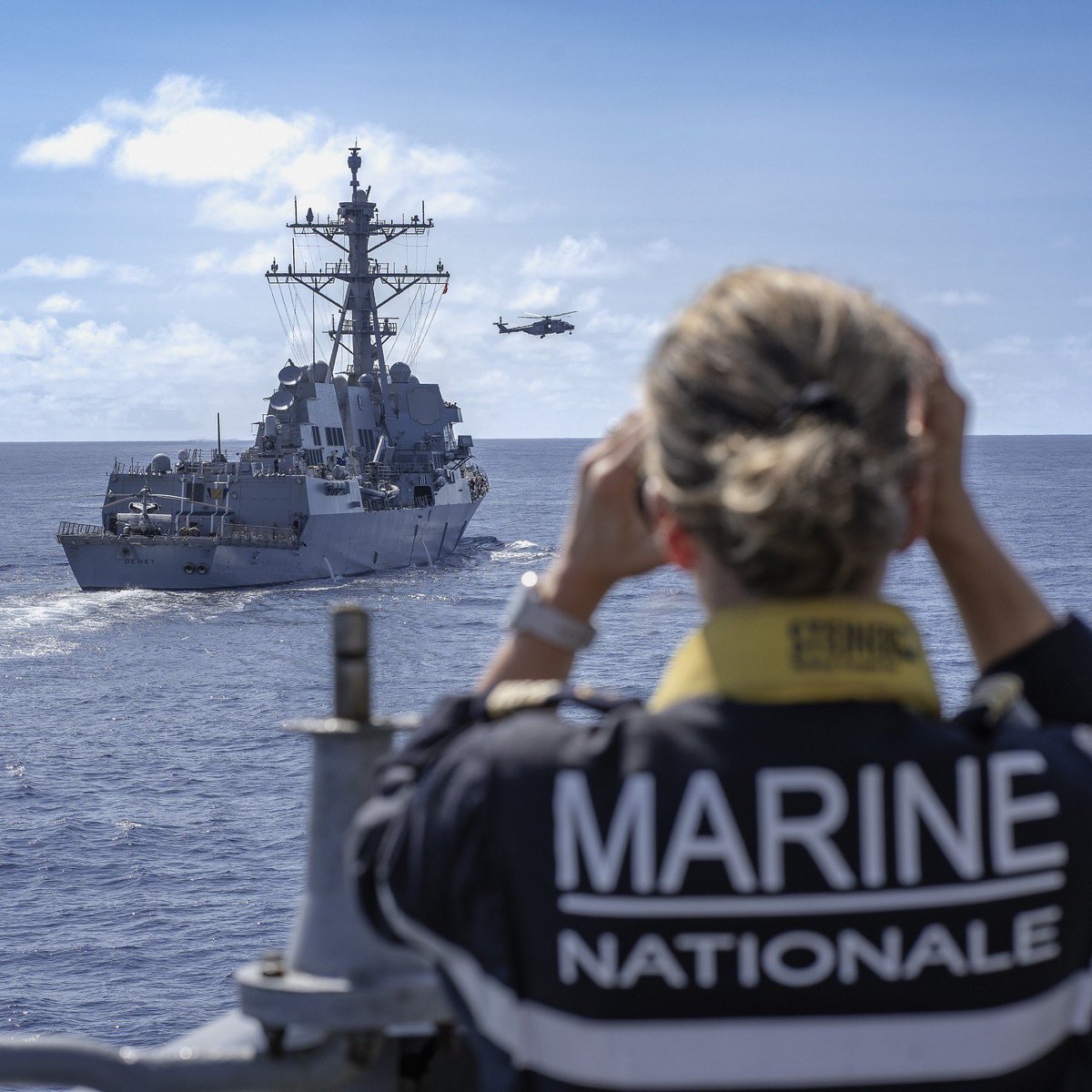 EtatMajorFR's tweet photo. #Navypartnerships ⚓️ 🇺🇸🇯🇵🇫🇷
Poursuite du déploiement de la FREMM Bretagne 🇫🇷 dans le #Pacifique.
Manoeuvres conjointes avec l'@USNavy 🇺🇸 et @JMSDF_PAO 🇯🇵 renforçant nos capacités à opérer ensemble au profit d’un #Indopacifique libre et ouvert. https://t.co/ZUur6yCWpy