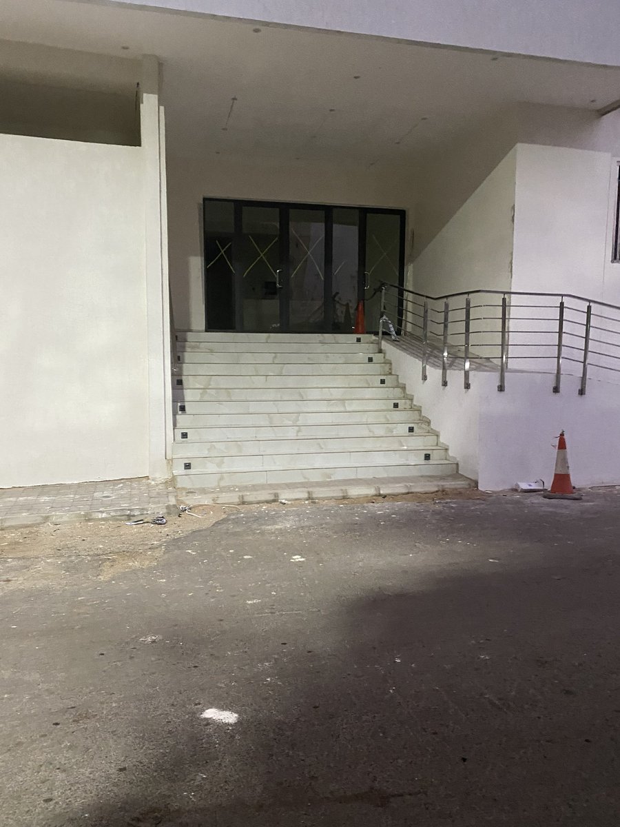 Quand elles bétonnent le trottoir entre l avenue Cheikh Anta Diop et la rue FN 11 (Fann Résidence) on peut penser que rien ne peut arrêter leur inconscience