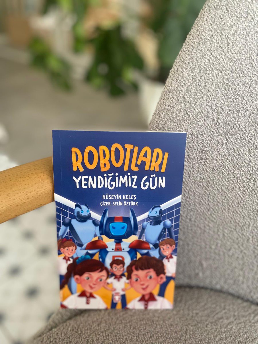 Nefes kesen bir voleybol maçı, zekice stratejiler ve kahkaha dolu sahnelerle sizi bilimin heyecan verici dünyasına davet ediyoruz. 💙🏐

Robotları Yendiğimiz Gün kitabıyla yepyeni bir maceraya ortak olun! 🙏🏻