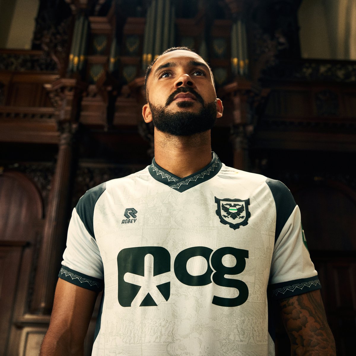 𝐎𝐧𝐠𝐞𝐤𝐞𝐧𝐝!🤯

De volwassen maten van het 050-shirt (1.200 shirts ) zijn binnen 4 uur uitverkocht. Het blijft mogelijk het shirt te bestellen via een pre-order. De verwachting is dat de pre-order bestellingen in oktober worden geleverd.

➡ webshop.fcgroningen.nl/producten/weds…