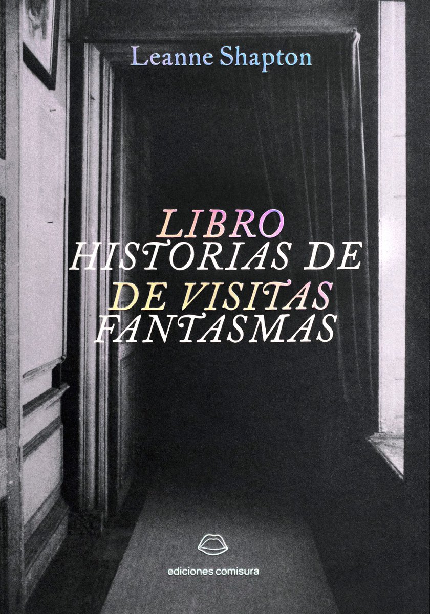 Hoy nos ha llegado la cubierta de nuestro próximo lanzamiento: ‘Libro de visitas: historias de fantasmas’ de Leanne Shapton traducido por Ana Flecha Marco. <a href="/anaflesh/">Ana Flecha Marco</a> @shaptonia
¿Cómo sería el libro de visitas de nuestras vidas si pudieran leerse en él las huellas de los muertos?