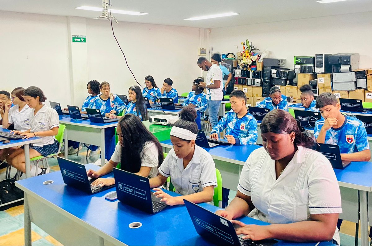 FundacionSPB's tweet photo. Estamos emocionados de anunciar que la Fundación de la Sociedad Portuaria, en colaboración con Microsoft, está marcando una diferencia significativa a través del programa Microsoft TEALS. 🚀💻 https://t.co/rX6CacFs1B