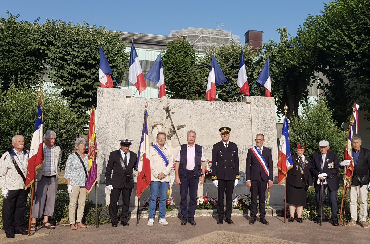 SylvBourdier's tweet photo. À l’occasion des 80 ans de la #Libération de #Commentry, M. le Sous-préfet a bien voulu présider à la cérémonie au Monument aux Morts. 

À l’issue, nous nous sommes rendus à quelques uns au cimetière de Bézenet pour fleurir la tombe de Georges Rougeron, disparu en août 2003. https://t.co/8oEpkOmtNZ