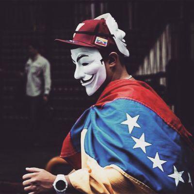 🚨| URGENTE: Anonymous informa que “Maduro está atrapado en su propia jaula en Miraflores, explotado y con un miedo terrible. La presión sigue aumentando y su tiempo se acaba. ¡La libertad está cerca!” También que están dispuestos a enviar dinero a una cuenta de Erik Prince. 🇻🇪