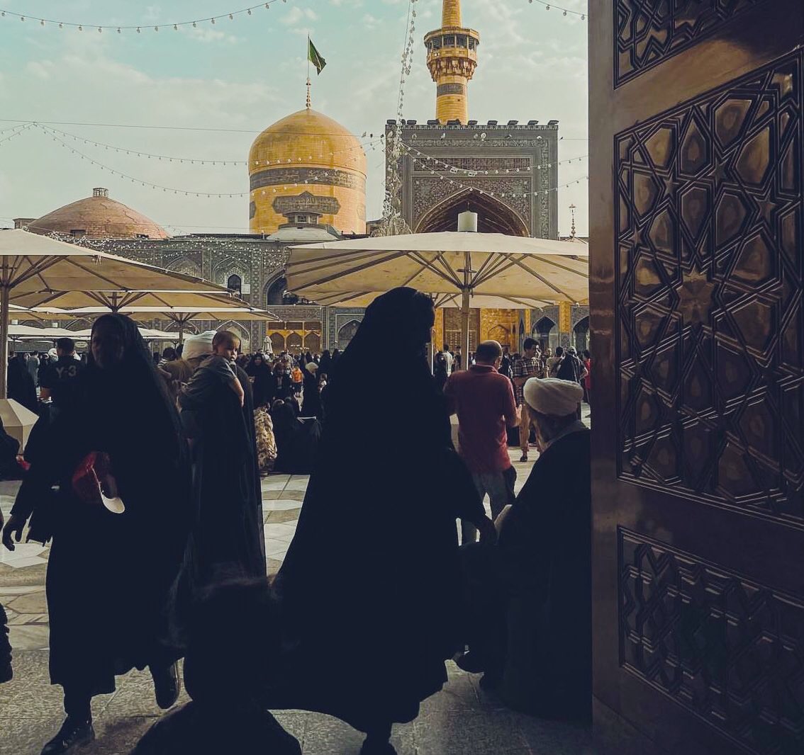 Masooma_ah's tweet photo. " وإنِي مُتكىءٌ بِكُلِ ثقلِي عَلى بابكَ
يامَولاي .. يا عَلِي بنْ مُوسَى الرِضا ". https://t.co/fUfDQiBSw3