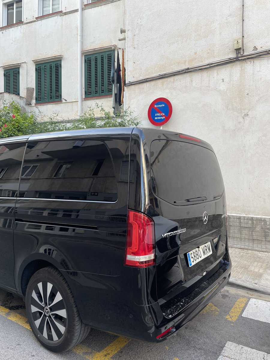 firstisa's tweet photo. @AjSitges @radiomaricel @canalblau @VisitSitges @fmsitges Un altre dia amb un cotxe aparcat a la nostra plaça de minusvàlid, que paguem, i sense servei de grúa… però cales oer festes no manquen… espero que mi cap membre de l’Ajuntament tingui una minusvalía @aurorasitges @JaumeMonasterio @Esquerra_ERC @policiaSitges @AjSitges https://t.co/VUBmzUVfhN