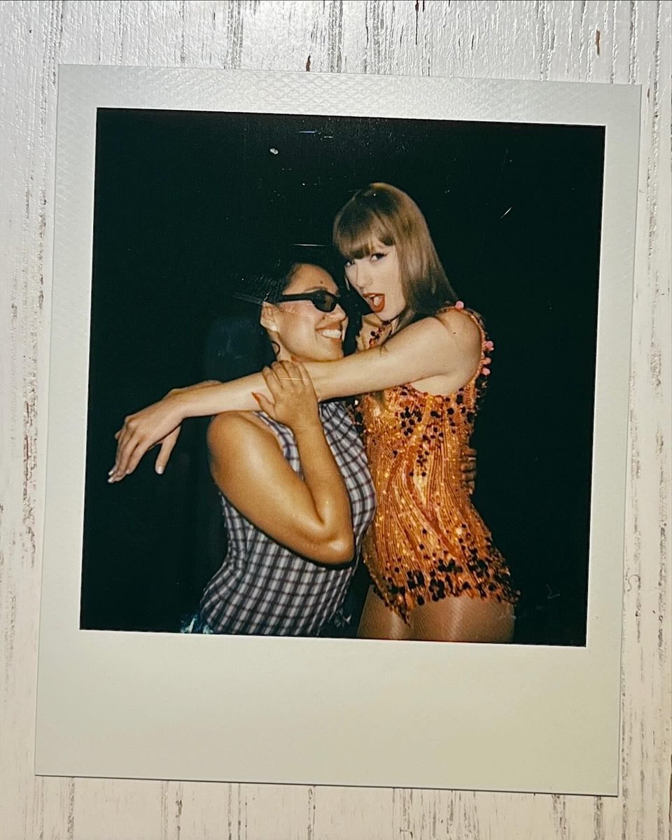 PopBase's tweet image. Taylor Swift and Raye in new photo from the Eras Tour.