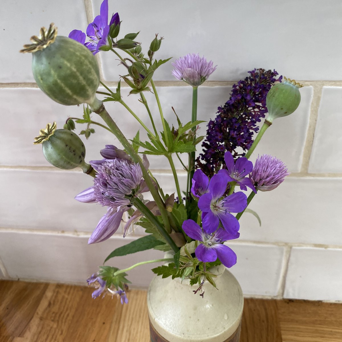 Design_York's tweet photo. Colour inspiration from my garden in early August. Looking at real things helps me tune into how to mix the ink colours I want.

#gardeninspiration #colourinspiration #naturescolours #wildflowers #wildlifegarden #englishgarden #artistscolours #artistpalette https://t.co/D34ww9QsUe
