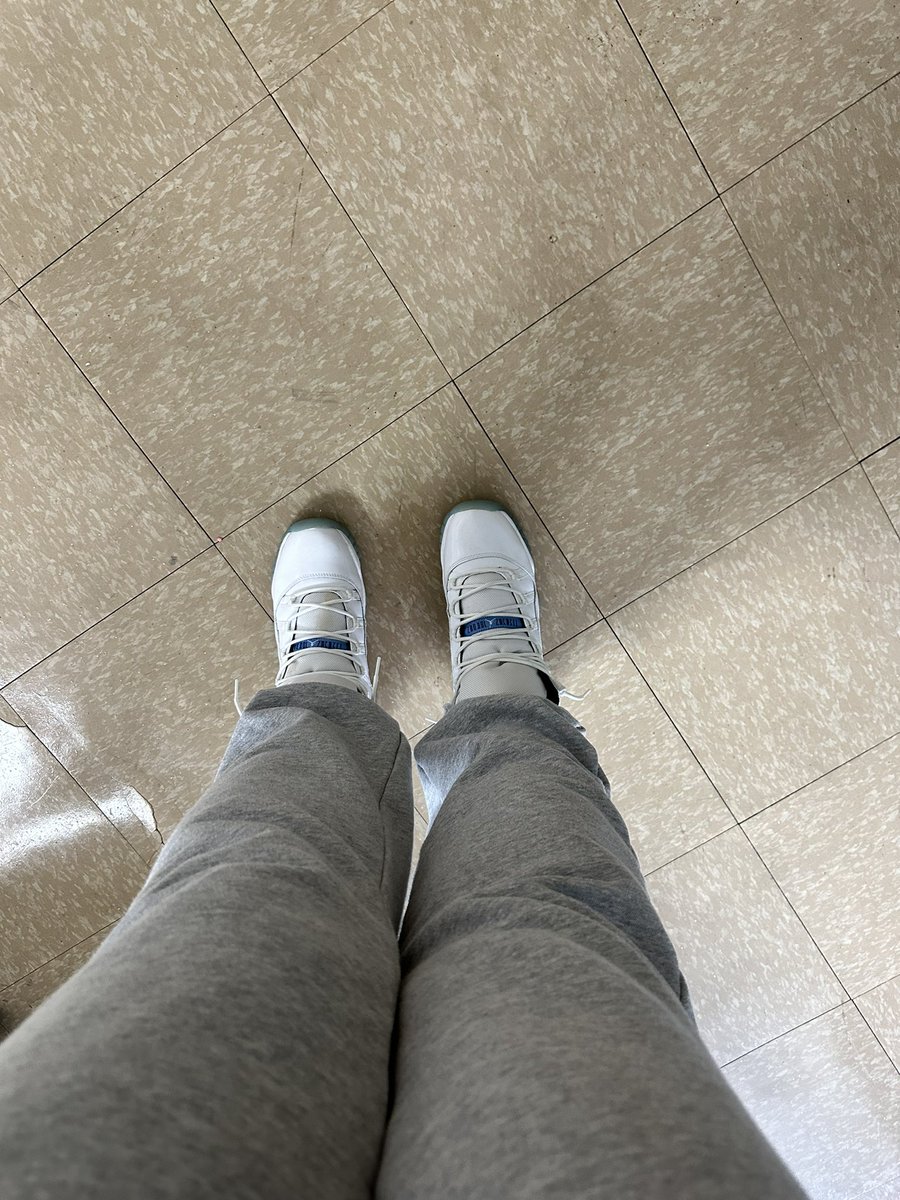TheQueen_Val's tweet photo. At work #NoStudents #Training #ProfessionalDevelopment #LunchBreak  #RetroJordan11 #Comfortability https://t.co/TLC2eruZUh