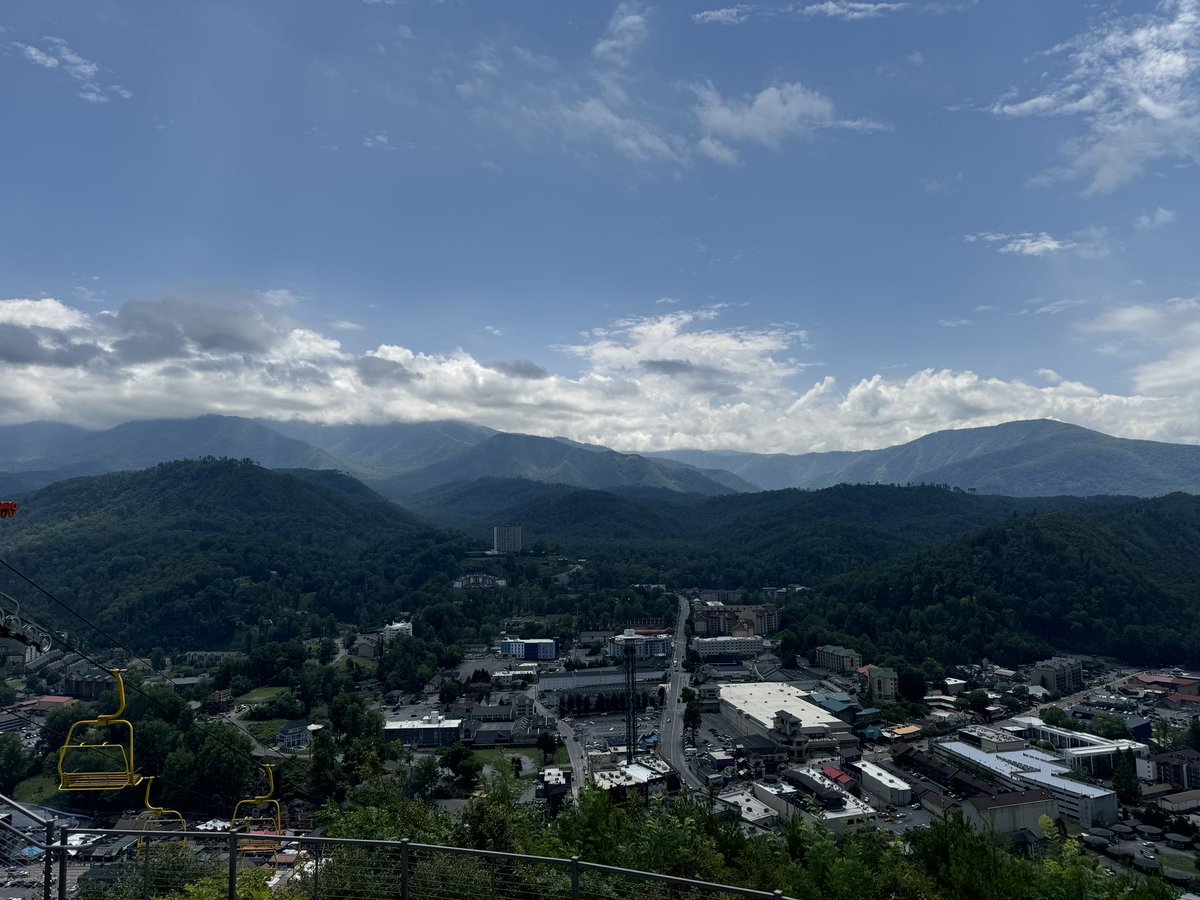 basednerd_'s tweet image. I cant believe how majestic these smoky mountains are in person. A picture will never do this justice. Also Gatlinburg is dead rn. Big difference than last year in May.